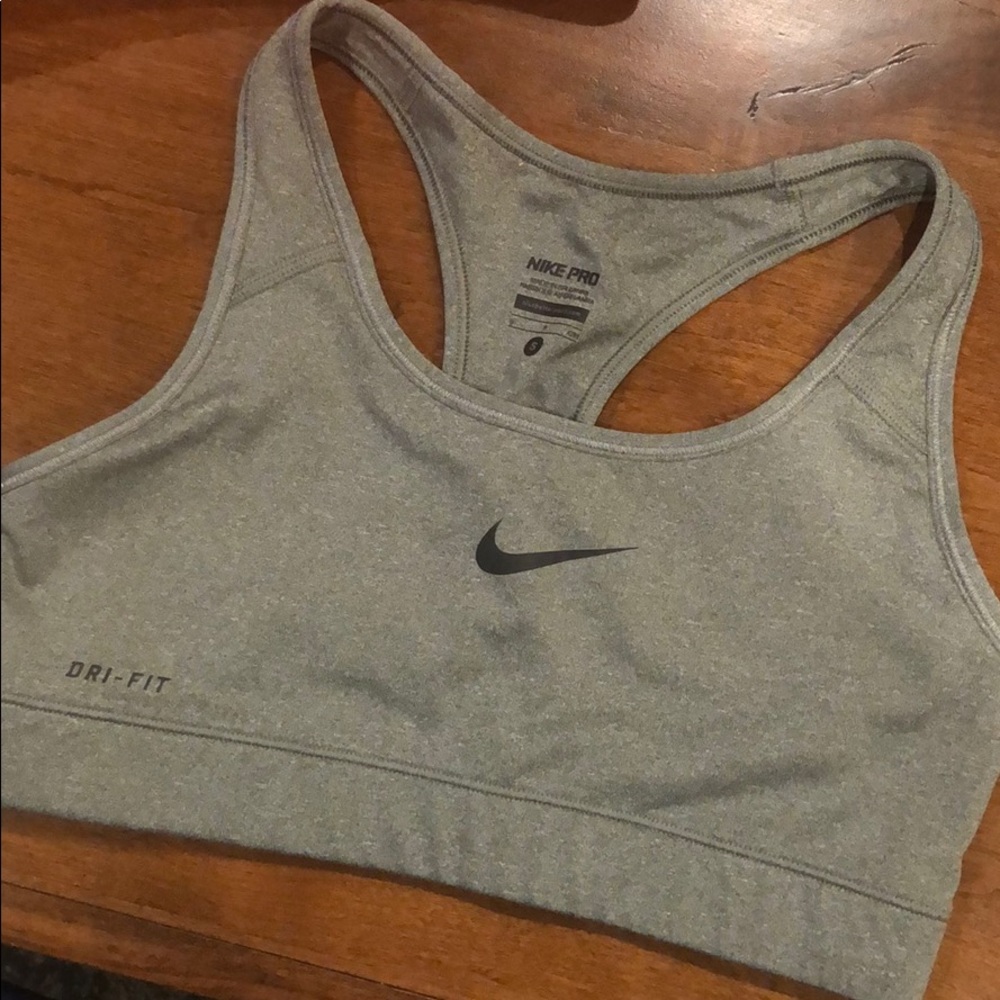 Nike sports bra barely worn! Great condition